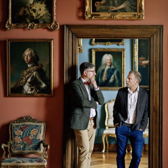 Historikerne Anders Ravn Sørensen og Benjamin Asmussen ppå Frederiksborg Slot