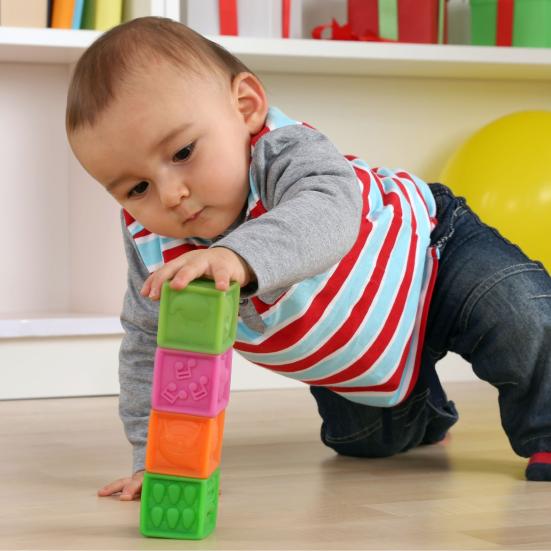 baby leger på gulvet