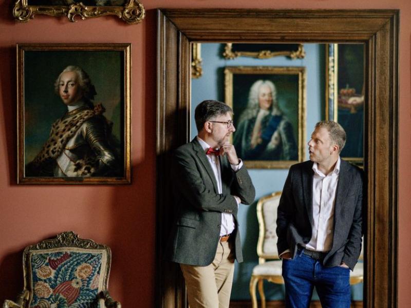 Historikerne Anders Ravn Sørensen og Benjamin Asmussen ppå Frederiksborg Slot