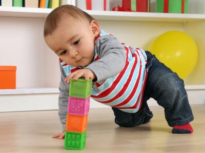 baby leger på gulvet
