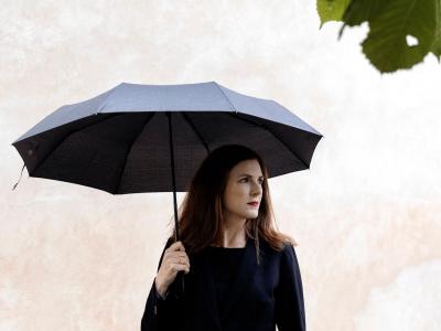 Forfatterportræt: Kirsten Hammann med paraply