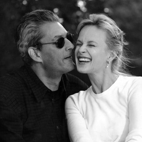 Paul Auster læner sig ind mod Siri Hustvedt som griner.