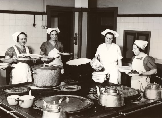 Kvindelige elever i køkkenet, Luthersk Missionsforenings Højskole, ca. 1940