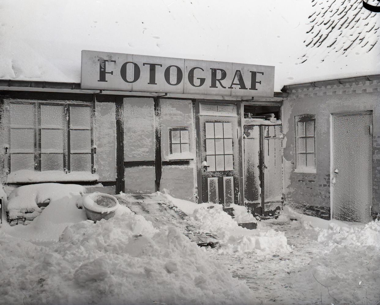 Staunstrups atelier indhyllet i sne, Helsingørsgade 33. 1940&#039;erne.