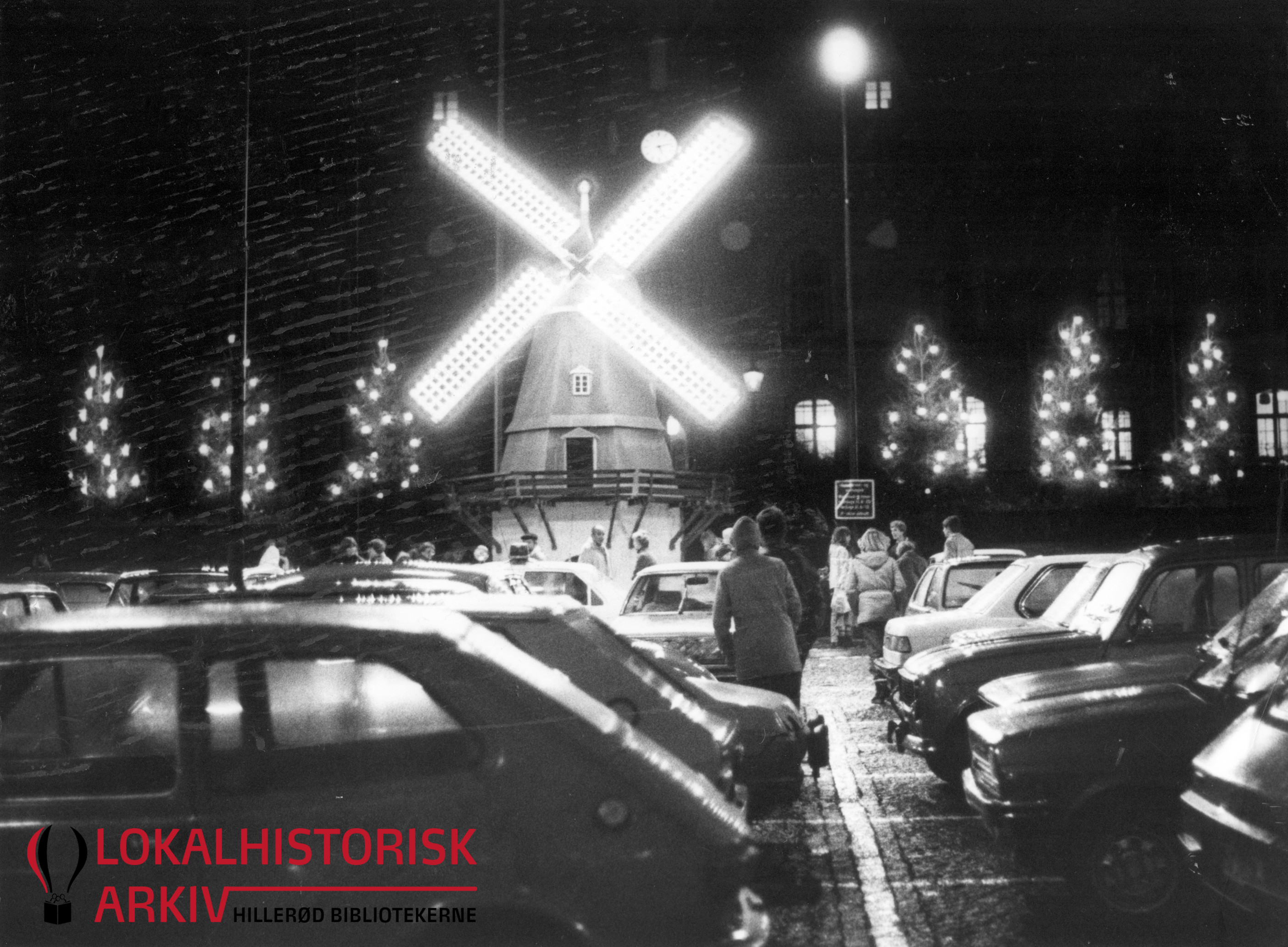 Sort/hvid foto af Hillerøds julemølle. Fotograf: Anne Sophie Rubæk Hansen, 1982