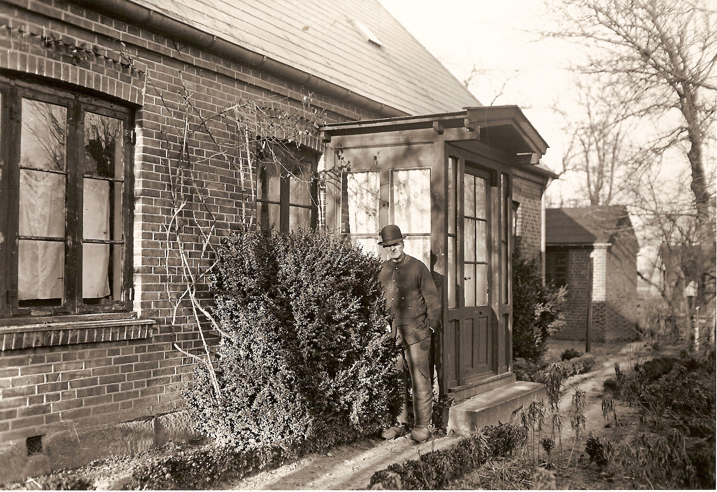 Jens Poul Andersen foran sit hus