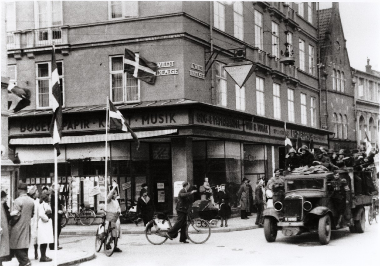 Dietzels Boghandel ved befrielsen i 1945. 