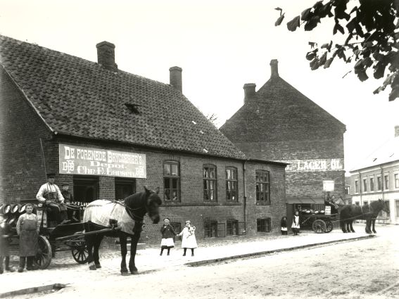 Ølkuske klar til levering af øl i fustager. Nordre Jernbanevej 4 , år 1915