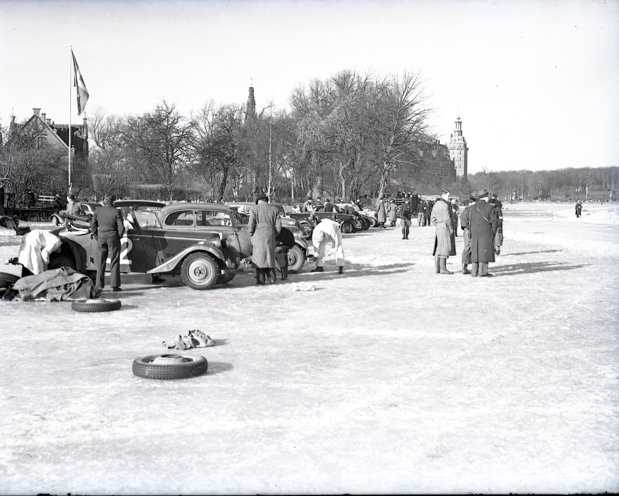 Biler på isen forud for isbaneløb på Slotssøen. 1950&#039;erne. 