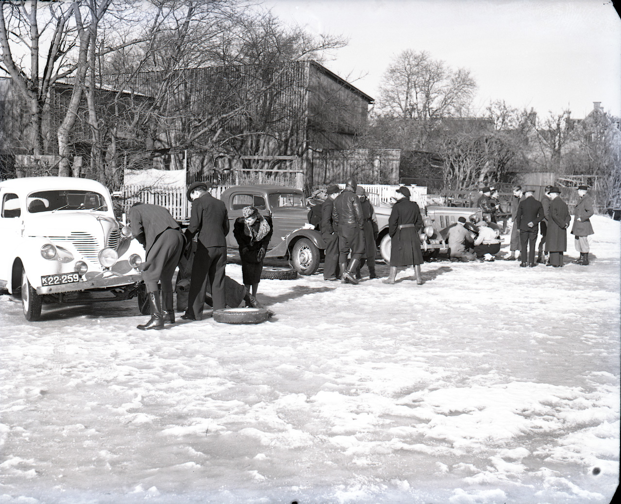 Biler på isen forud for isbaneløb på Slotssøen. 1950&#039;erne. 