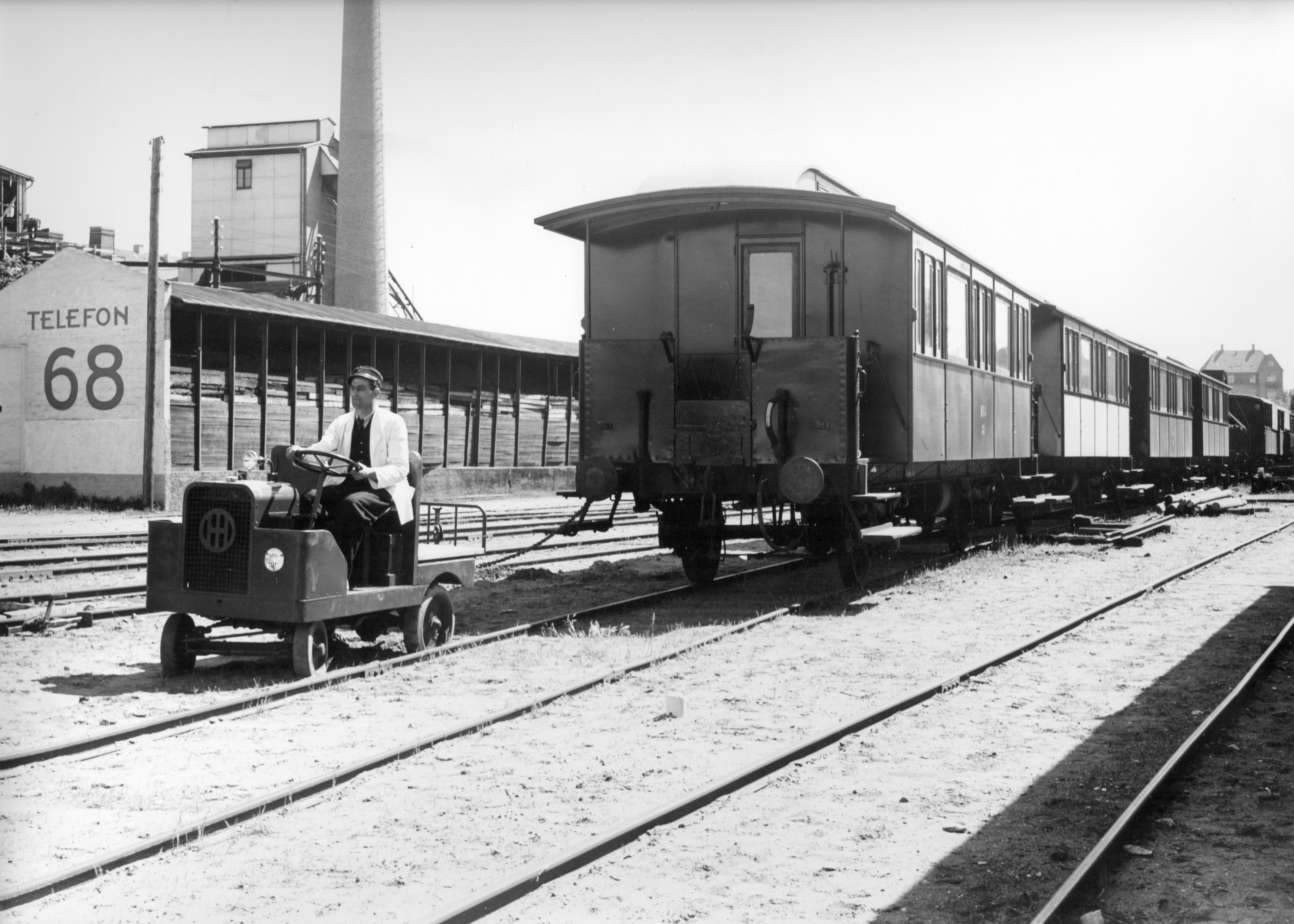 &quot;Trækvogn&quot; fra Hans Hviid trækker togpassagervogne, 1940&#039;erne