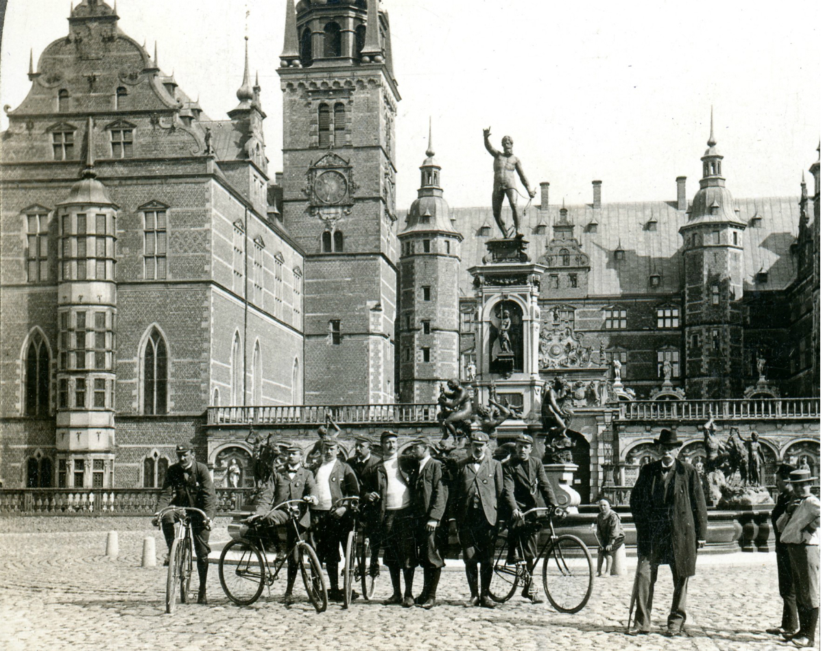 Velklædte herrer med deres cykler ved Frederiksborg Slot, ca. 1900