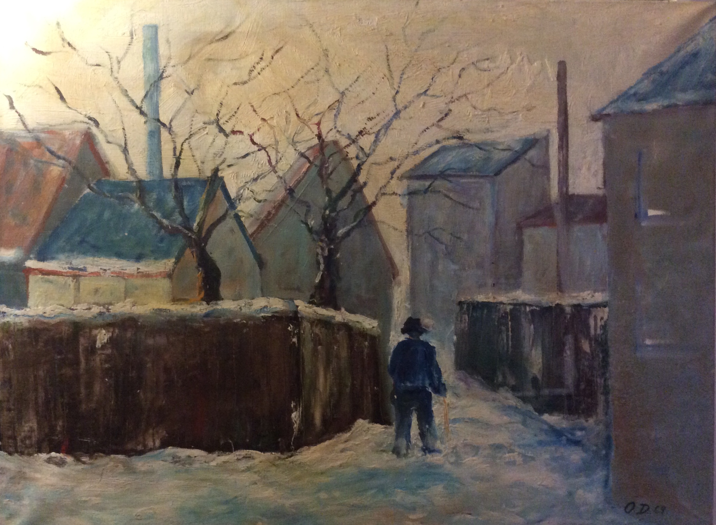 Mand i snebelagt gade, plankeværk og skorsten til venstre. Maleri. 