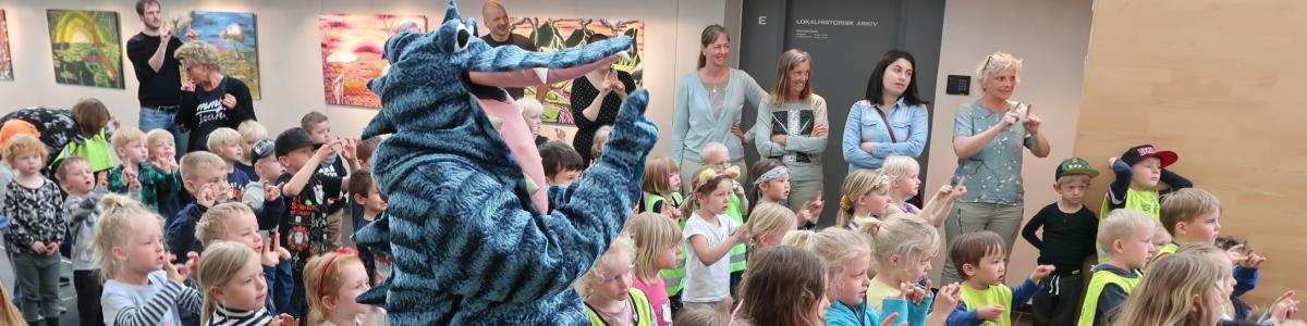 Børnehavebørn møder Dragen Hilbert på Hillerød Bibliotek