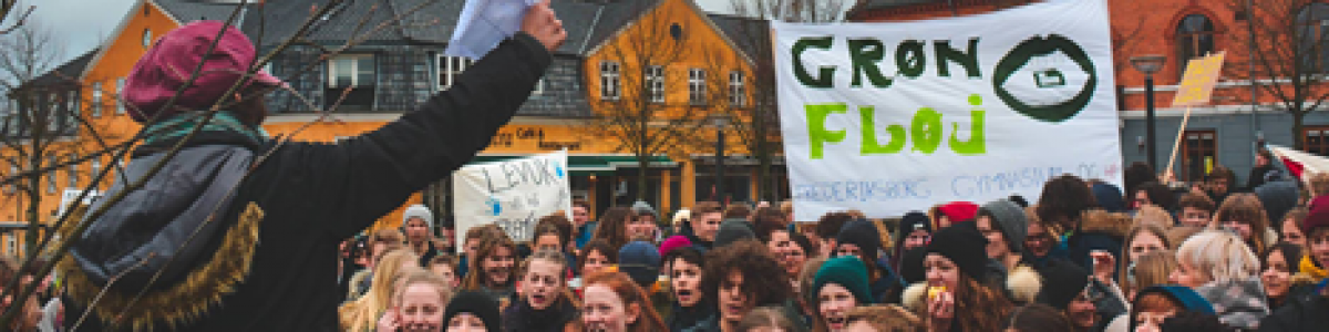 Klimaaktivist Marie Schmidt fra Hillerød Klimanetværk i front for klimademonstration i Hillerød
