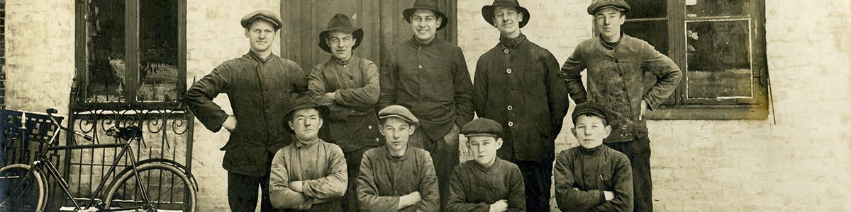 Maskinarbejdere poserer, ca. 1910