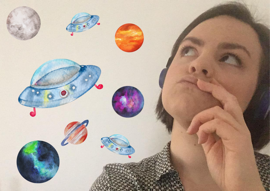 Børnebibliotekar Sofie Funder Allermann omgivet af planeter