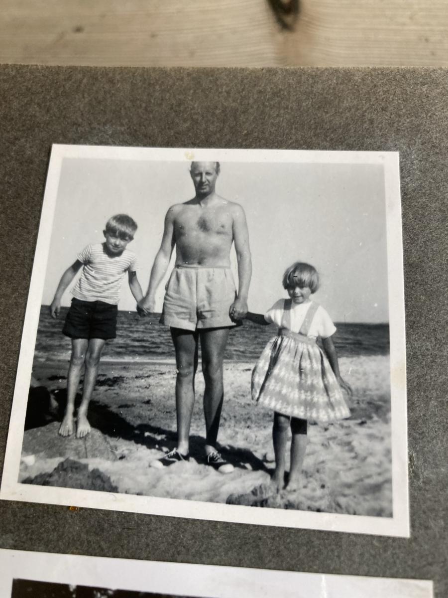 Niels Macholm med børnene Peter og Rikke hånd i hånd på stranden ca. 1952