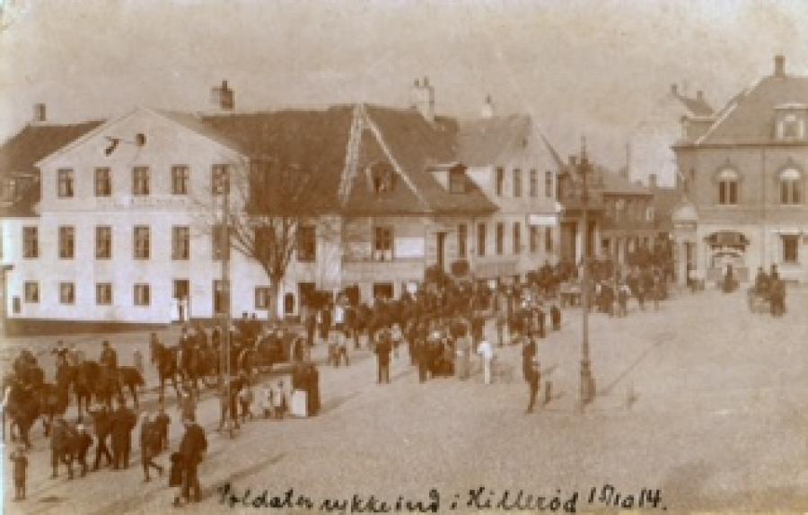Postkortet 15. oktober 1914. Viser infanteriet i Hillerød. Folk stod tæt langs Københavnsvej og Helsingørsgade.