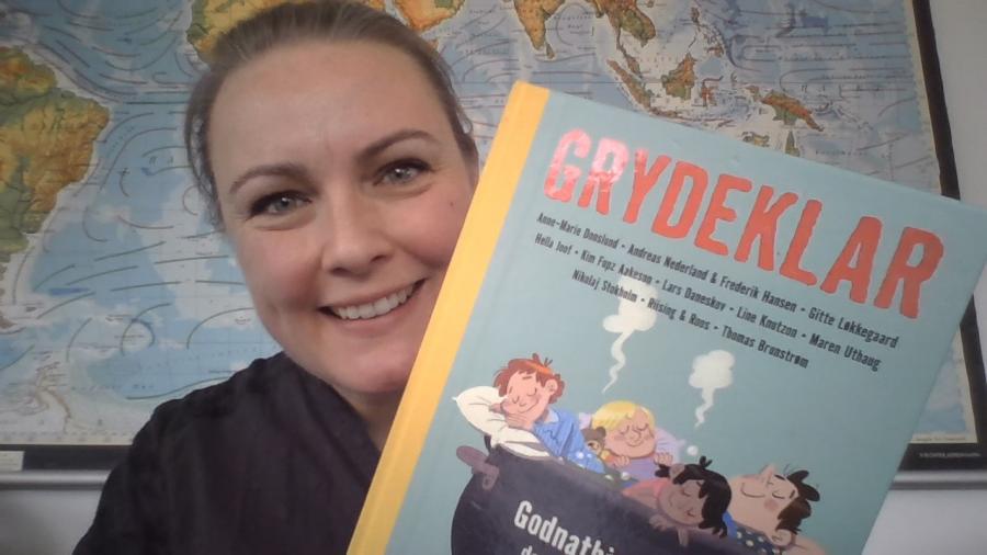 Stine Lauritzen Larsen med bogen Grydeklar