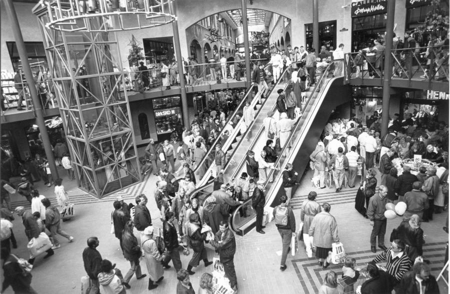 Rulletrapper i Slotsarkaderne med store menneskemængder ved åbning af centeret, 1992
