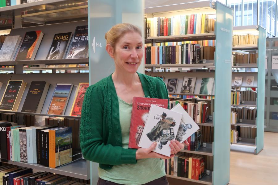 Bibliotekar Ulla Stangerup med en stak bøger