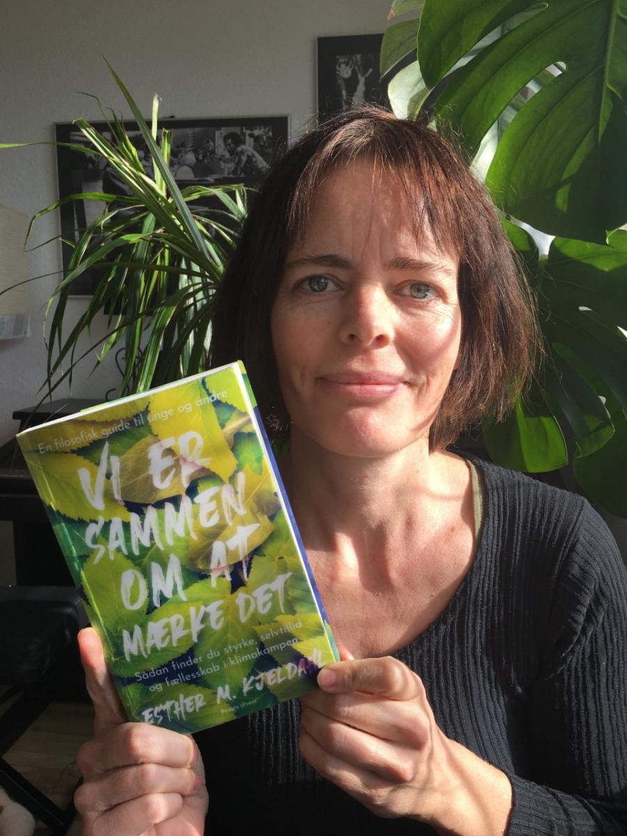 Marie Schmidt fra Hillerød Klimanetværk holder bogen "Vi er sammen om at mærke det"