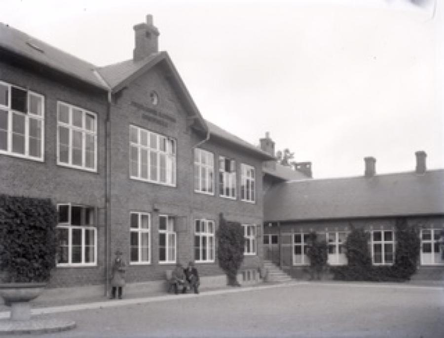 Skolebygningen bag Stutmesterboligen, ved Nyhuse skoles 125 års jubilæum i 1929. Foto: Thorvald Staunstrup