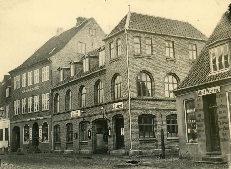 R. Larsens Gæstgiveri med den smalle indgang til Frederiksgade.