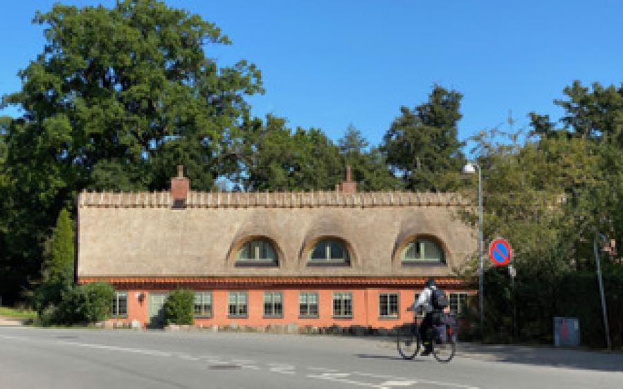 Farvefoto af Hjulmandens hus med nyt stråtag, lagt på i 2020.