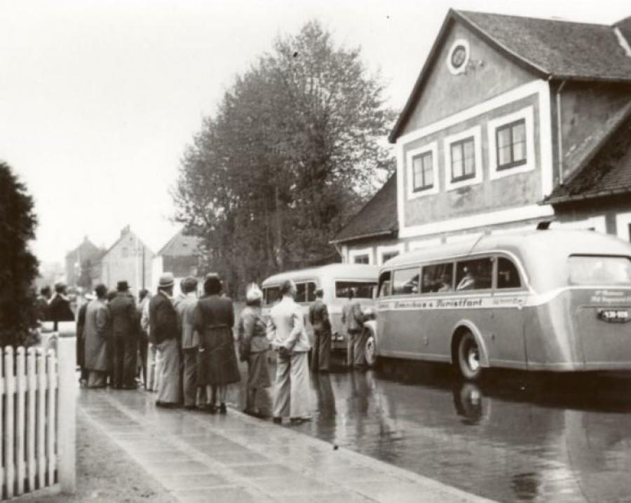 Turistbusser stopper foran Frederiksværksgade 39. Fotografi fra 1938.