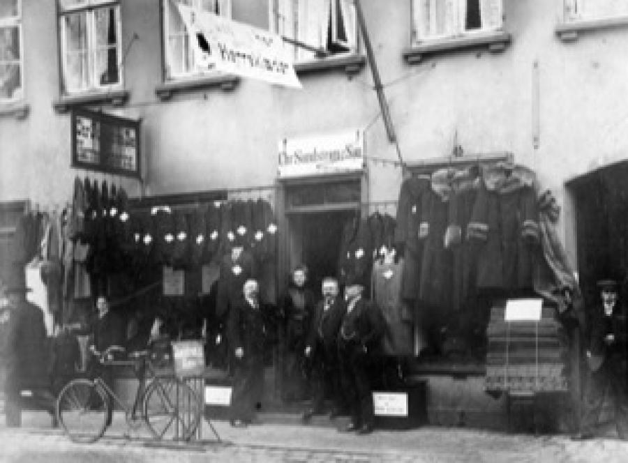 Chr. Sundstrøm og nogle ansatte foran butikken i Slotsgade 3. Foto: Thorvald Staunstrup