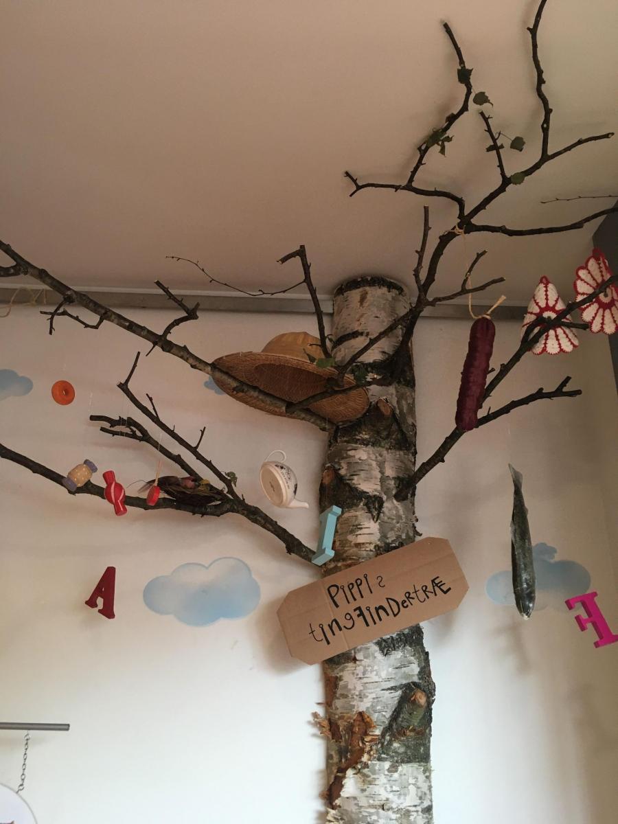 Pippis tingfindertræ lavet af et birketræ med forskellige ting på grenene