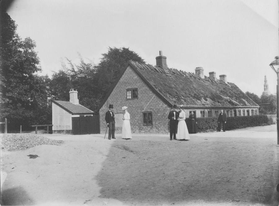 Hjulmandens hus, Kalvehavevej 4 med beboerne i søndagstøjet, ca.1920