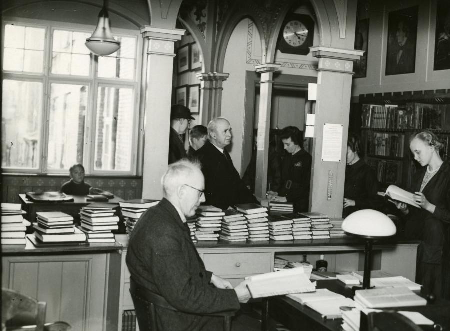 Bibliotekar Anders Uhrskov på Hillerød Bibliotek, Nordre Jernbanevej 6