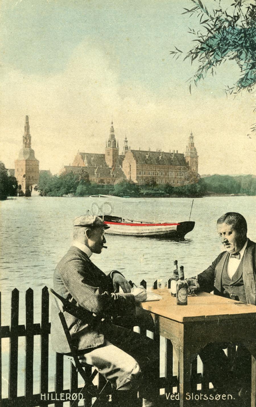 To mænd og deres øl ved Hotel Københavns udendørsservering, 1910-1920