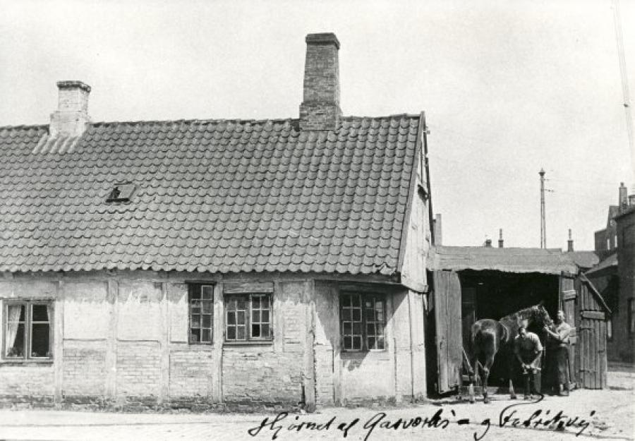 Gasværksvej (i dag Frederiksgade). Bagsiden af "Stenhuggergården" med smeden Svendsen. Ca. 1900. 