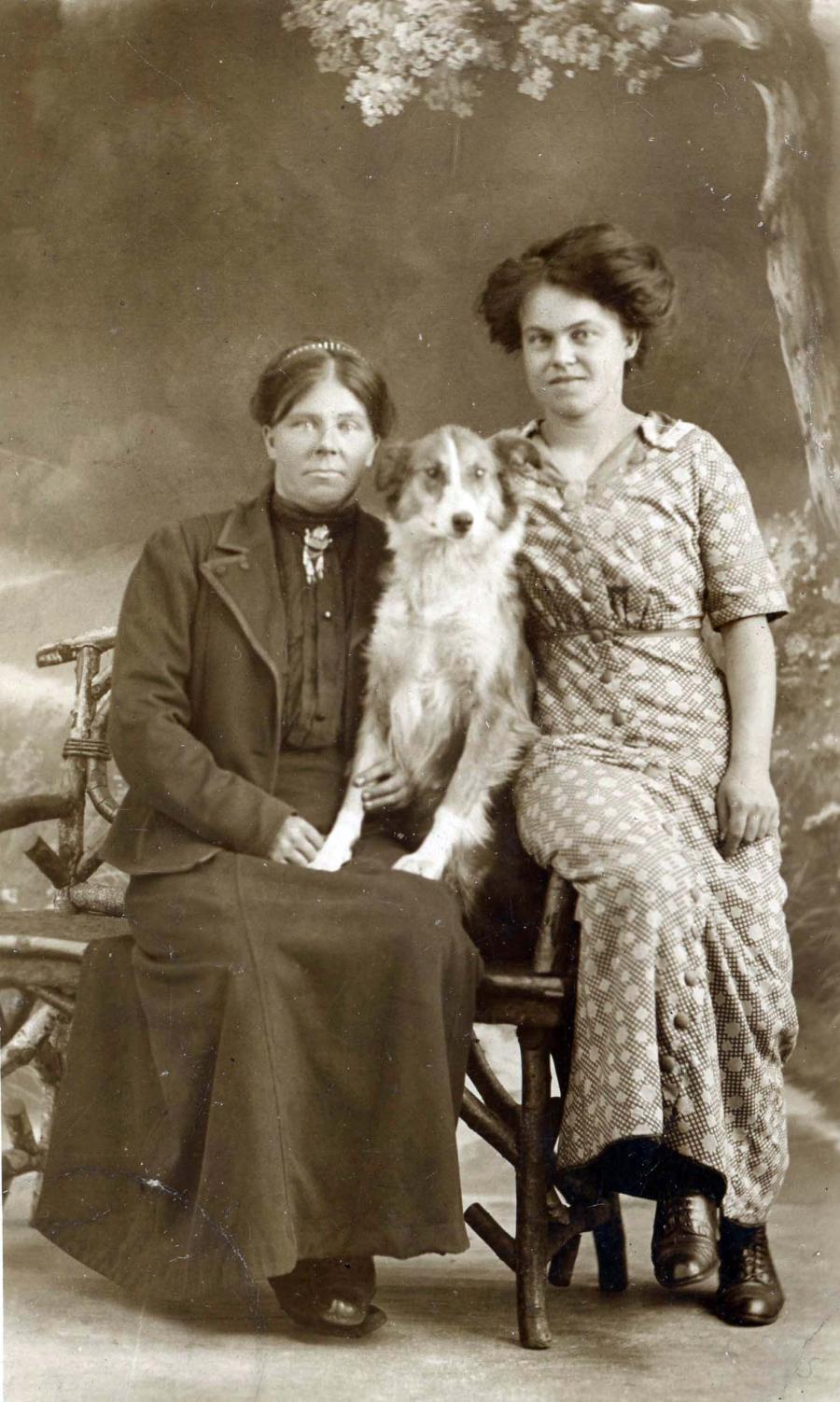 Portræt af to kvinder og en hund
