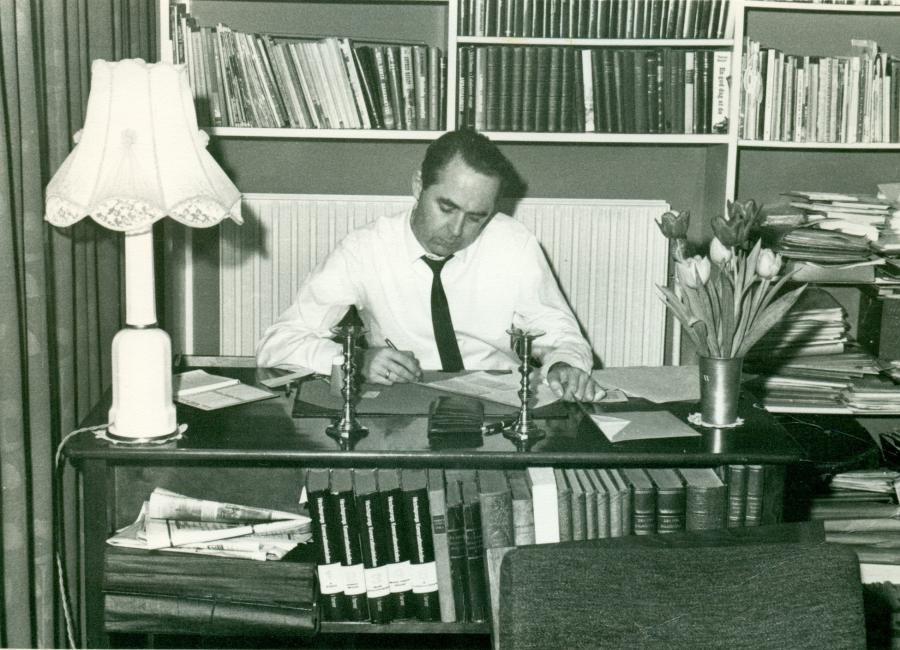 Portrætfoto af Tage S. Wiuff ved sit arbejdsbord, 1960'erne