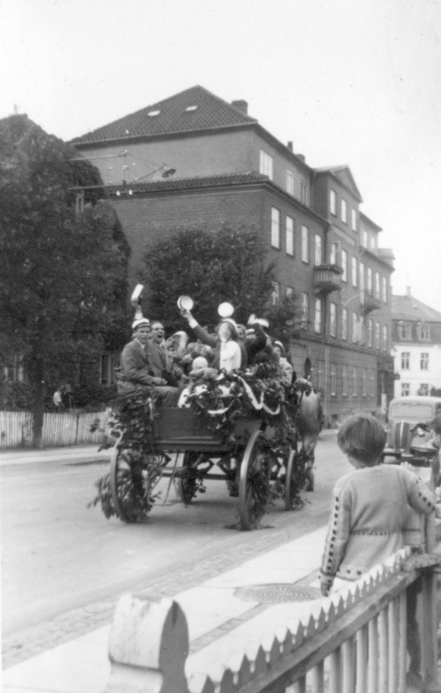 Årgang 1953 fejrer deres eksamen med paradekørsel gennem Hillerød, bl.a. Milnersvej. 