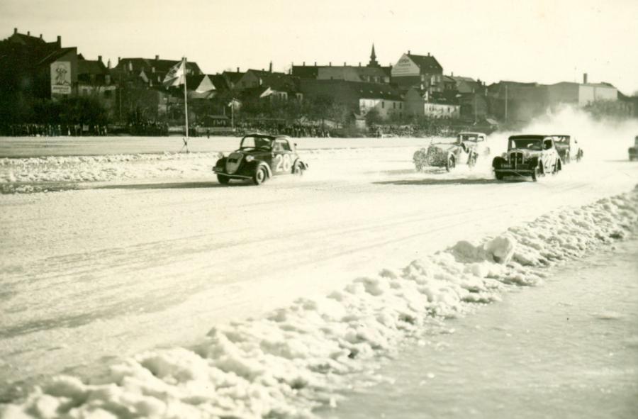 Isbaneløb, Frederiksborg Slotssø, ca. 1940-1950. En 2CV har lagt sig i front.