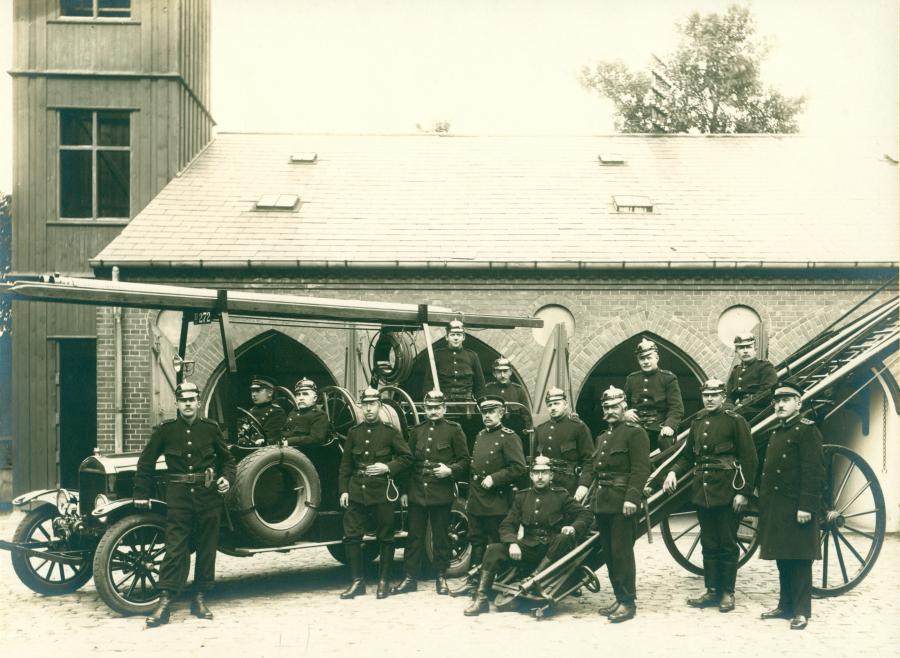 Dette fine fotografi viser Hillerød Brandkorps der i 1928 fejrede 25 års jubilæum. Brandchef Frederik Denker ses yderst til højre.