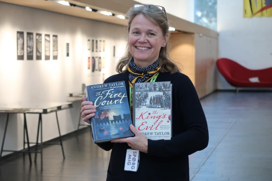Bibliotekar Ingeborg Nielsen viser bøger frem