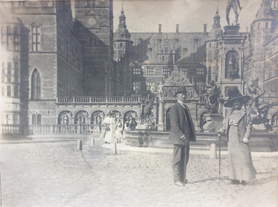 Ægtepar poserer foran Frederiksborg Slot, 1900-1910