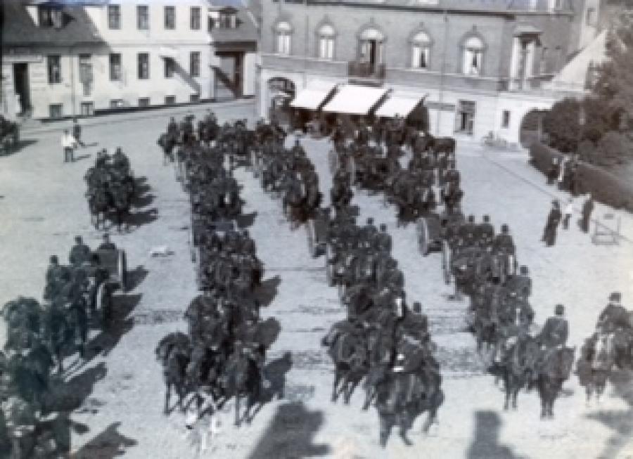 Sort/hvid fotografi af infanteriet i rækker på Torvet i Hillerød, oktober 1914.