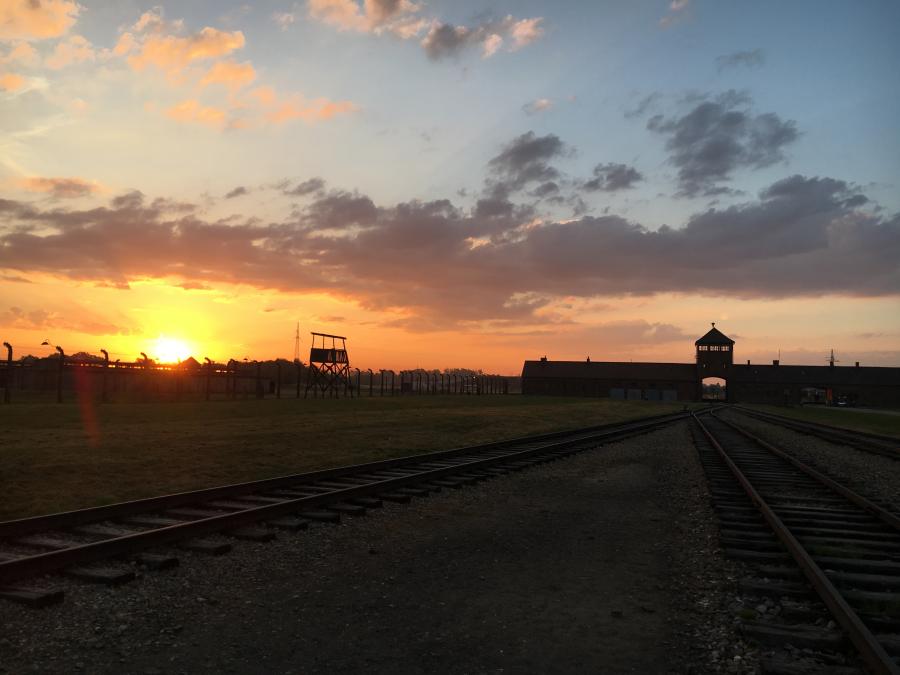 Auschwitz i solnedgang