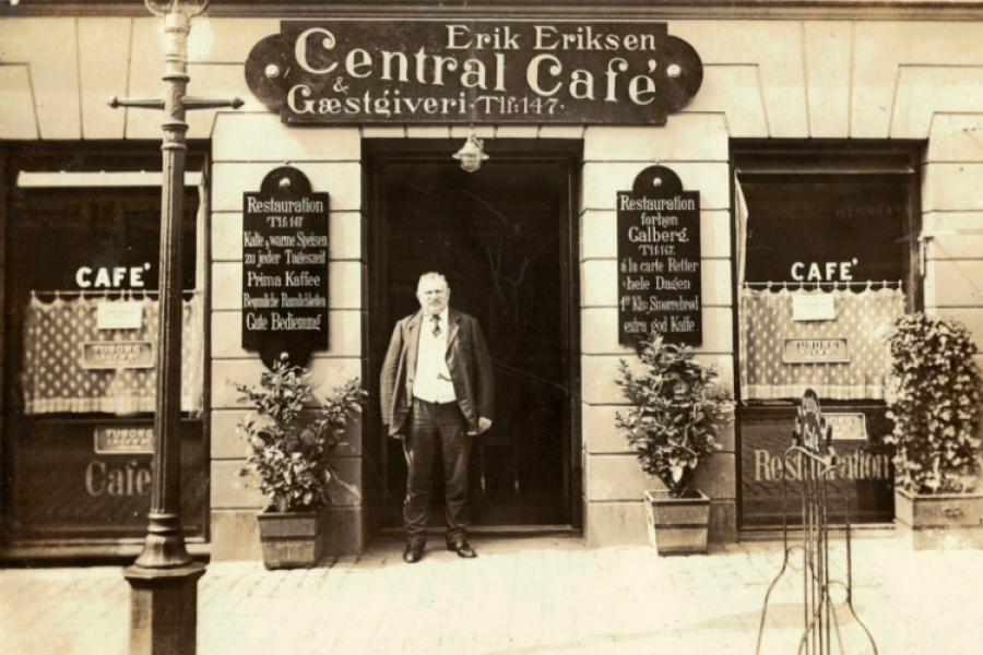 Erik Eriksen foran Central Cafeen i Slotsgade 25, 1912-16.