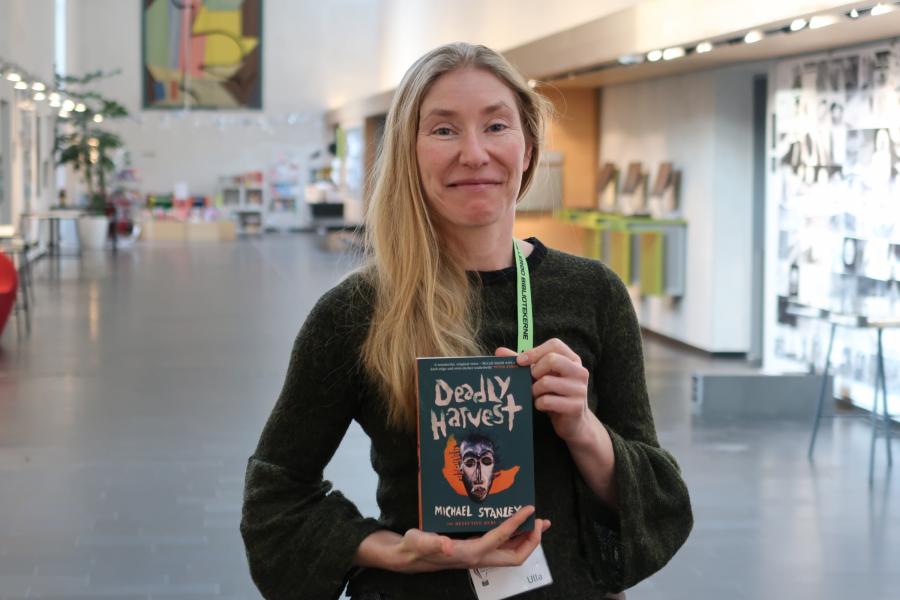 Ulla Stangerup med bogen Deadly Harvest