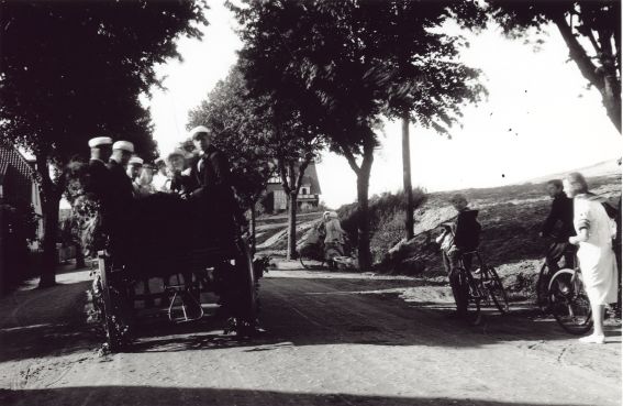 Studenterkørsel på Holmegårdsvej med unge cyklister som eskorte.